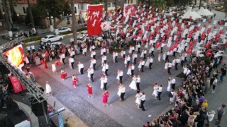 Kuşadasında 100 kişi aynı anda vals oynadı