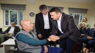 Kütahya protokolü huzurevi sakinlerini ziyaret etti
