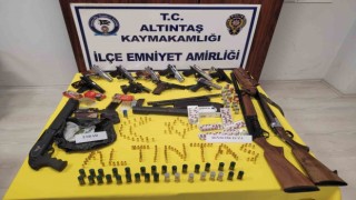 Kütahyada 10 tabanca, 4 tüfek ve uyuşturucu maddi ele geçirildi