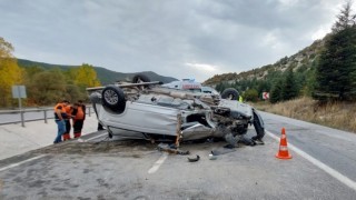 Kütahyada ağaca çarparak devrilen minibüsün sürücüsü hayatını kaybetti