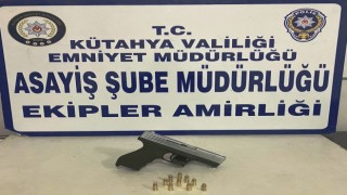 Kütahyada bir kişinin üzerinde ruhsatsız tabanca ele geçirildi