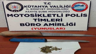 Kütahyada “Dur” ihtarına uymayan ehliyetsiz sürücünün aracında uyuşturucu çıktı