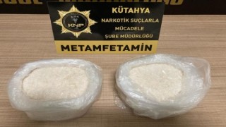 Kütahyada durdurulan otobüste çantasında uyuşturucu bulunan kurye tutuklandı