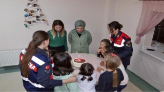 Kütahyada jandarma Çocuk Sevgi Evinde çocukları sevindirdi
