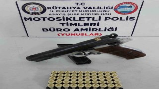 Kütahyada Yunus Timleri ruhsatsız tabanca ele geçirdi