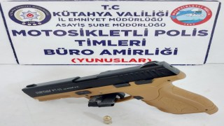 Kütahyada Yunus Timleri ruhsatsız tabanca ele geçirdi