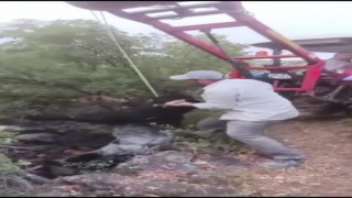 Kuyuya düşen keçi kepçeyle kurtarıldı