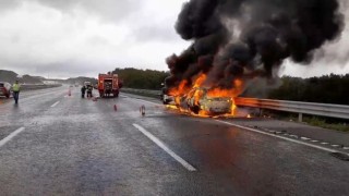 Kuzey Marmara Otoyolunda iki otomobil alev topuna döndü: 4 yaralı