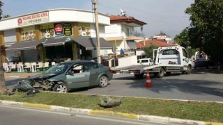 Lastiği patlayan otomobil refüjdeki palmiyeye ve kaldırıma çarptı: 2 yaralı