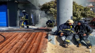 Lastik deposunda çıkan yangın saatler süren müdahale sonunda kontrol altına alındı