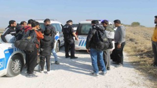 Lastikleri patlayınca yakalandılar: 21 göçmen ve 4 göçmen taciri yakalandı