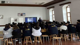 Lise öğrencilerine üniversiteden ‘Türk Ebrusu sunumu yapıldı