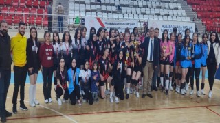 Liselerde voleybol heyecanı