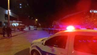 Madde bağımlısı şahıs polisin silahını almak isterken kendini vurdu
