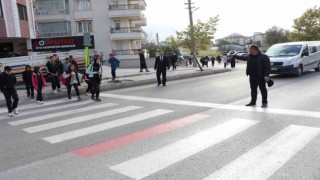 Mahalle muhtarı öğrenciler için her sabah trafiği durduruyor