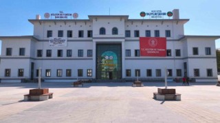 Malatya 100. Yıl İl Halk Kütüphanesine öğrencilerden tam not