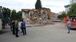 Malatyada ağır hasarlı bina çöktü