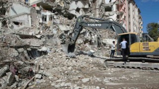 Malatyada ağır hasarlı binalar eş zamanlı yıkılıyor