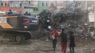 Malatyada çocuklar enkaz alanında tehlikeye aldırış etmeden hurda topluyor