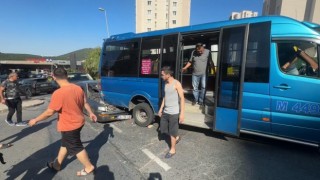 Maltepede asılı kalan minibüsü zıplayarak kurtarmaya çalıştılar