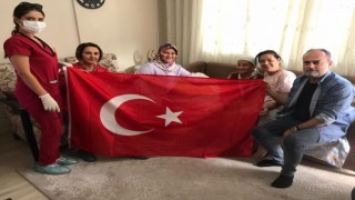 Manisada asırlık çınarlar evlerinde ziyaret edildi