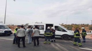Mardinde minibüs ile kamyon çarpıştı: 3 yaralı