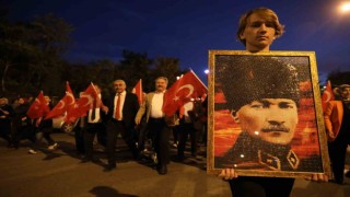 Melikgazide Coşkulu Fener alayı yürüyüşü