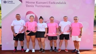 Meme kanseri farkındalığı amacıyla kortlarda bu kez pembe top vardı