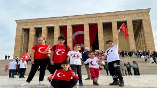 Mersin Mezitliden ilkokul öğrencileri Cumhuriyetin 100. yılında Anıtkabirde