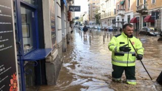 Milanoda sokaklar göle döndü, metro istasyonu sular altında kaldı