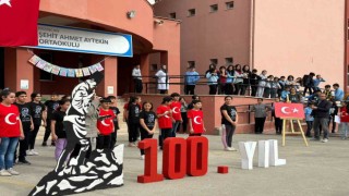 Minik öğrencilerden 100. yılda bayrak sergisi