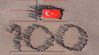 Minikler tek yürek oldu ‘100 rakamı yazarak Türk bayrağı açtı