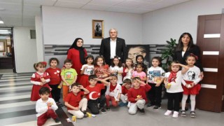 Miniklerden Başkan Bakkalcıoğluna 100. yıl kutlaması