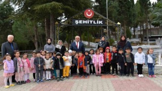 Miniklerden şehitlik ziyareti