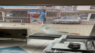 Motosikletin gazına bastı, kontrolü kaybedip iş yerine daldı