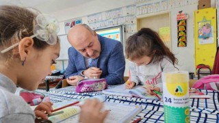 Müdür Başyiğit, öğrencilerden kitap okuma alışkanlığı kazanmalarını istedi