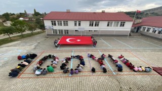 Mutkide öğrencilerin 100 yıl koreografi gösterisi