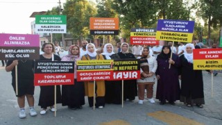 Nazillide yakınları uyuşturucu bağımlısı olan ailelerden ilginç eylem