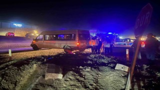 Nevşehirde işçileri taşıyan minibüs refüje çarptı: 7 yaralı