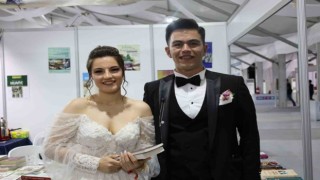 Nikah sonrası soluğu kitap fuarında aldılar