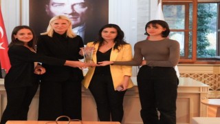 Ödülle dönen gençler alınan şilti hediye etti