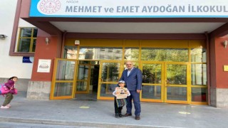 Öğrenciler Cumhuriyetin ilanını duyuran gazete dağıttı