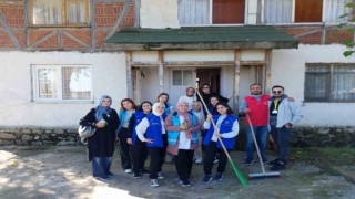 Öğrenciler inek sağıp odun kırdı