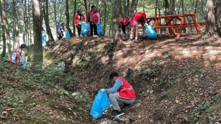 Öğrenciler poşet poşet çöp topladı