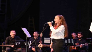 Öğrencilerin 100. yıl konseri ayakta alkışlandı