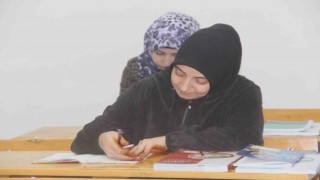 Öğrenmenin yaşı yok dediler, şimdi çocuklarının okuduğu sıralarda okuma yazma öğreniyorlar