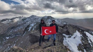 Öğretmenler Cumhuriyetin 100. yılını 3 bin 331 metre yükseklikte kutladılar