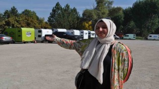 Okul çevresine park edilen karavanlar velilerin tepkisini çekti