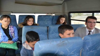Okul servisinde kaymakamla yolculuk yaptılar