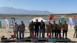 Olta sporcuları en büyük sazanı yakalamak için yarıştı